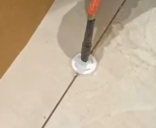肇庆瓷砖空鼓维修公司专业解答瓷砖在铺贴过程中，如果没有涂抹均匀到位的粘结材料（如水泥砂浆或瓷砖胶），可能会导致以下问题