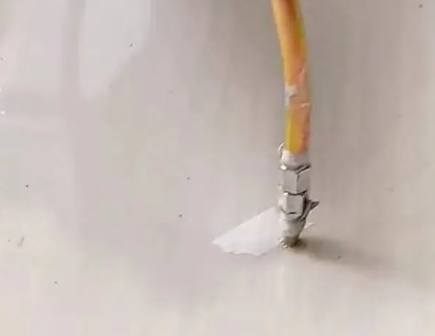 肇庆瓷砖空鼓维修公司专业解答在瓷砖铺贴过程中，如果使用的砂料过粗（如全部使用了粗砂），可能会导致以下问题