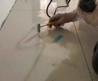 肇庆瓷砖开裂维修公司专业分享瓷砖在铺贴前如果没有沥干水分，将会导致以下问题